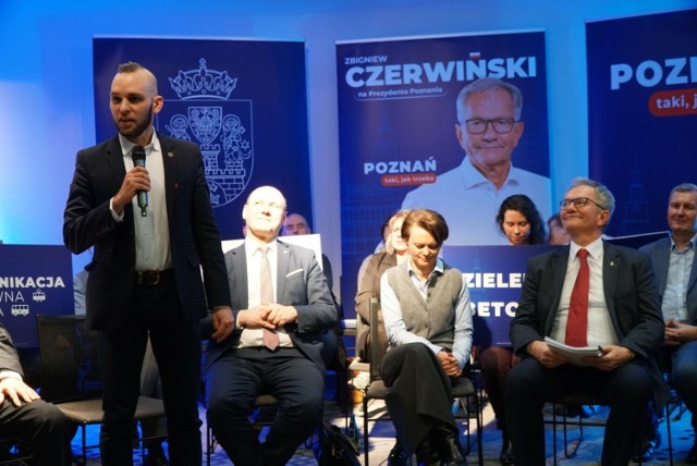 Piotr Turzyński (z mikrofonem) przyrównał politykę pomnikową Jacka Jaśkowiaka z polityką hitlerowców.