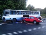 Wypadek w Ujściu. Zderzyły się dwa auta i autobus szkolny