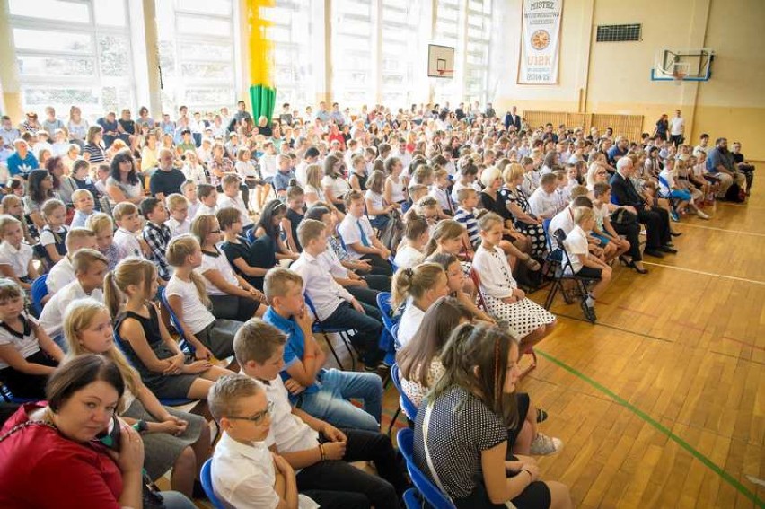 1 września uczniowie spotkają się w ośmioletniej szkole podstawowej. Na zdjęciu początek roku szkolnego w SP nr 13