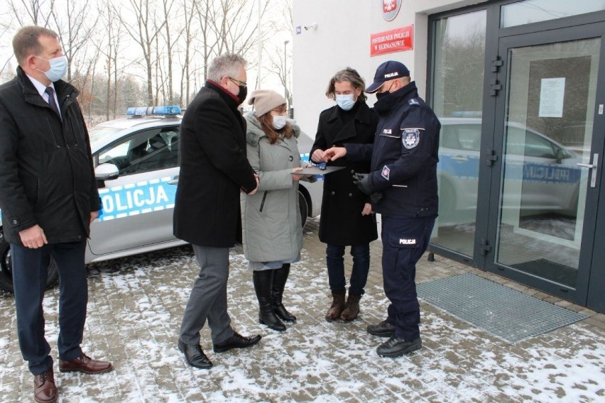 Prezent świąteczny dla policjantów z Pabianic. Dostali nowe radiowozy