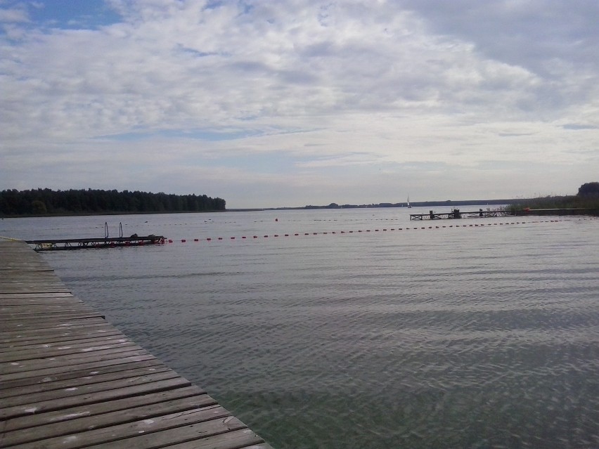 Przybrodzin kiedyś i dzisiaj. Wąskotorówka i piękna plaża. Co się zmieniło? [FOTO]