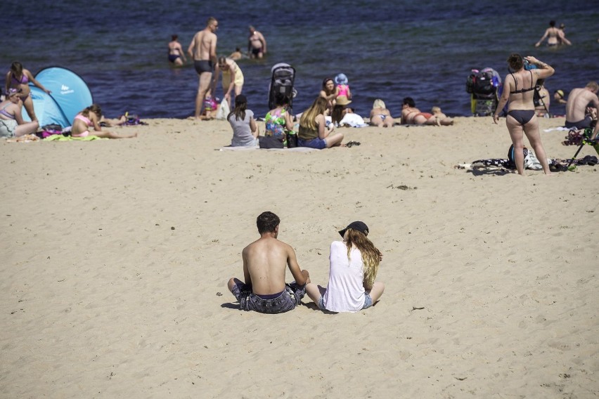 Weekend pełen słońca i na plażach tłumy! Tak wyglądało Brzeźno w niedzielę