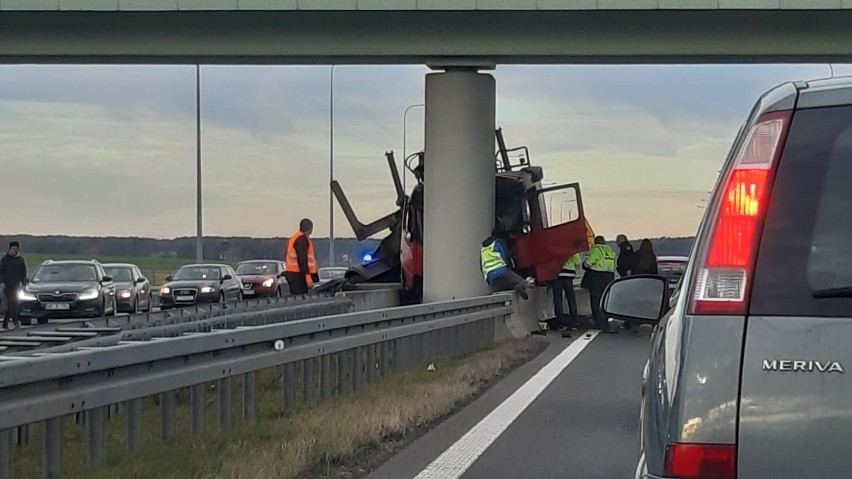 W ciężarówce wystrzeliła opona. Auto uderzyło w wiadukt