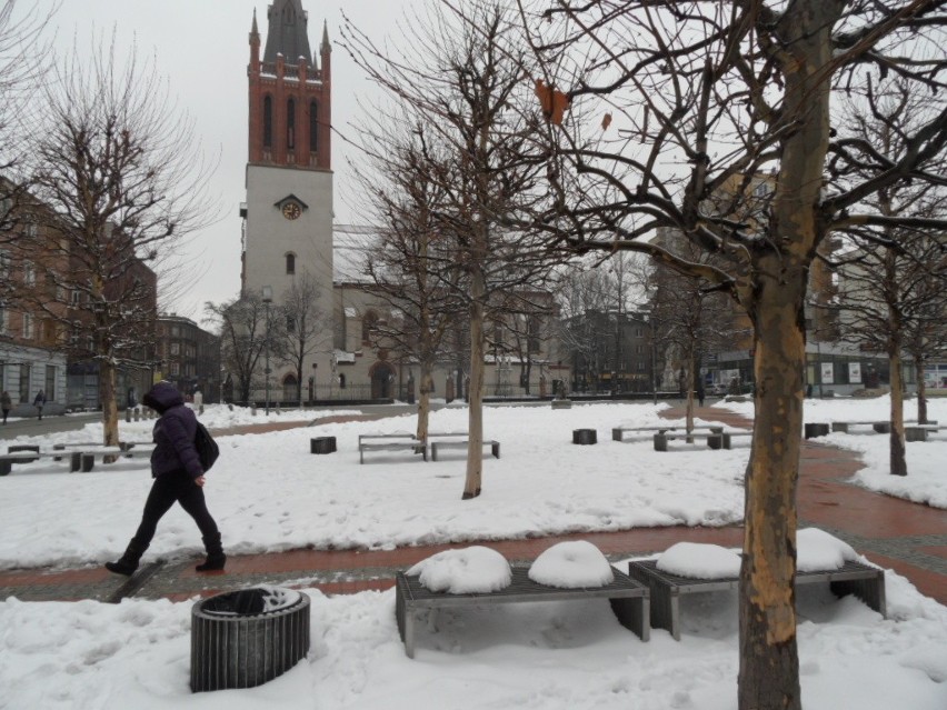 Bytom: Rynek z ścieżkami. Śnieg jest, ale da się przejść