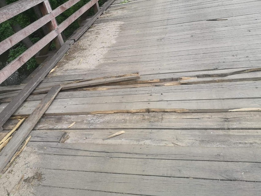 Rozpada się drewniany most w Lisowicach. Koluszkowski Urząd Miejski planuje go przebudować, ale po wakacjach