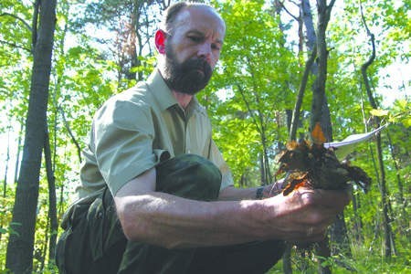 Leśniczy Jarosław Siekacz sprawdza wilgotność ściółki leśnej. Upały i brak deszczu sprawiły, że w lasach Nadleśnictwa Siewierz jest bardzo sucho.