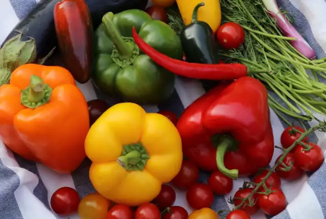 Pomidory, papryka oraz kilka innych warzyw i owoców, nie zawsze zdążą dojrzeć przed nadejściem chłodów. Ale odpowiednio przechowane – dojrzeją i będą smaczne.