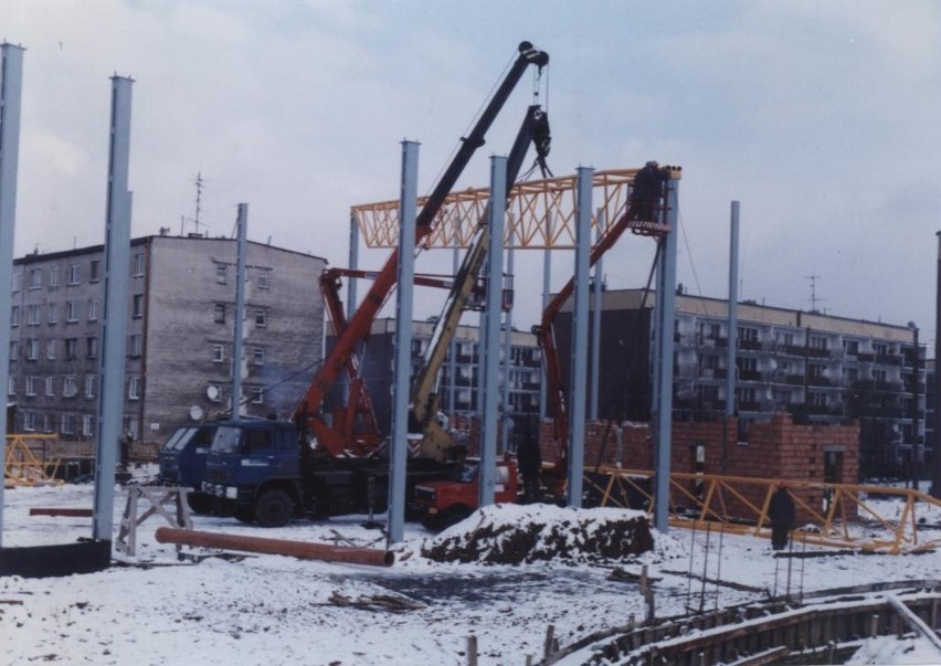 Hala sportowa przy ul. Folwareckiej w Żorach: w 1998 r. zaczęto jej budowę