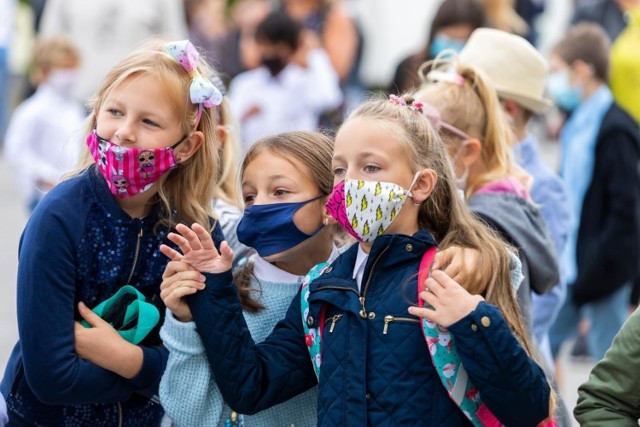 Obecnie obowiązujące rozporządzenie o nauce stacjonarnej w najmłodszych klasach jest ważne do 28 lutego. Co dalej?

Minister Przemysław Czarnek nie wyklucza, że dalszy wzrost zachorowań może doprowadzić do powrotu zdalnego nauczania także w najmłodszych klasach. – O wszystkim zadecyduje ten tydzień. Do końca tego tygodnia mamy rozporządzenie, które obowiązuje. Jeśli się nic nie zmieni, to też nic się nie zmieni w szkołach – powiedział 22 lutego na antenie radiowej Jedynki. 

CZYTAJ DALEJ >>>

Zobacz kolejne zdjęcia/plansze. Przesuwaj zdjęcia w prawo - naciśnij strzałkę lub przycisk NASTĘPNE



