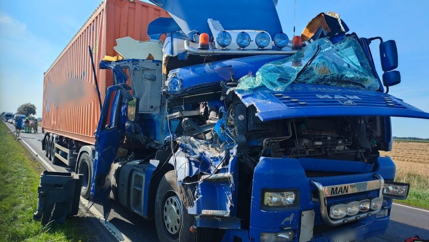 Zderzenie dwóch ciężarówek i osobówki na DK12 pod Lesznem