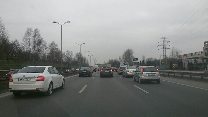 Katowice: Korek na DK 86 w stronę Tychów już od granicy z Sosnowcem. Kolizja trzech samochodów przy węźle Murckowska