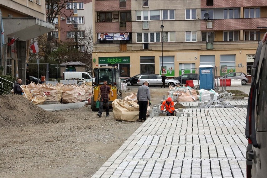Legnica: Trwa rewitalizacja części Placu Słowiańskiego przy Starostwie Powiatowym, zdjęcia