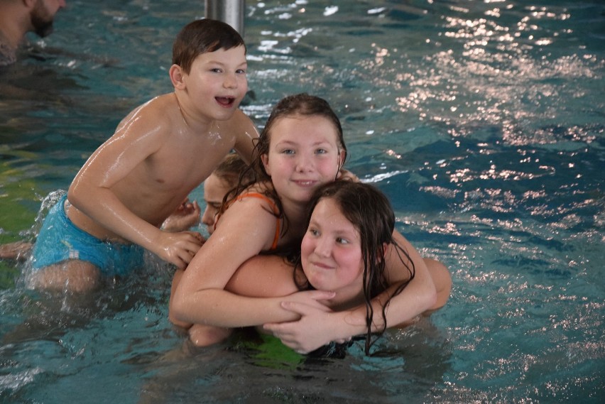 Rodzinne pływanie na basenie w Świebodzinie