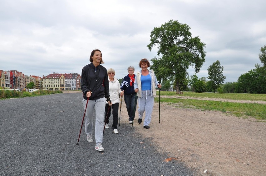 Panie maszerowały z kijkami