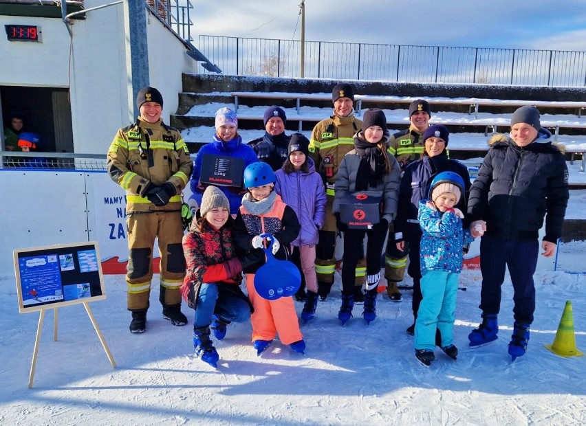 Bezpieczne ferie w Radomsku. Policjanci i strażacy uczą, jak zachowywać się podczas zimowego wypoczynku
