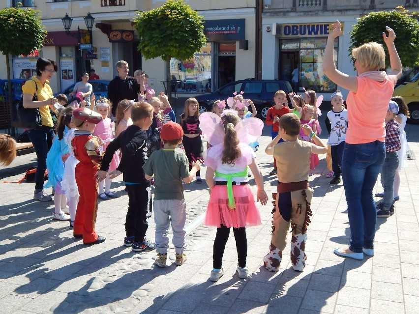 Na Rynku prezydent Oświęcimia, strażacy, policjanci i klaun czytali bajki przedszkolakom