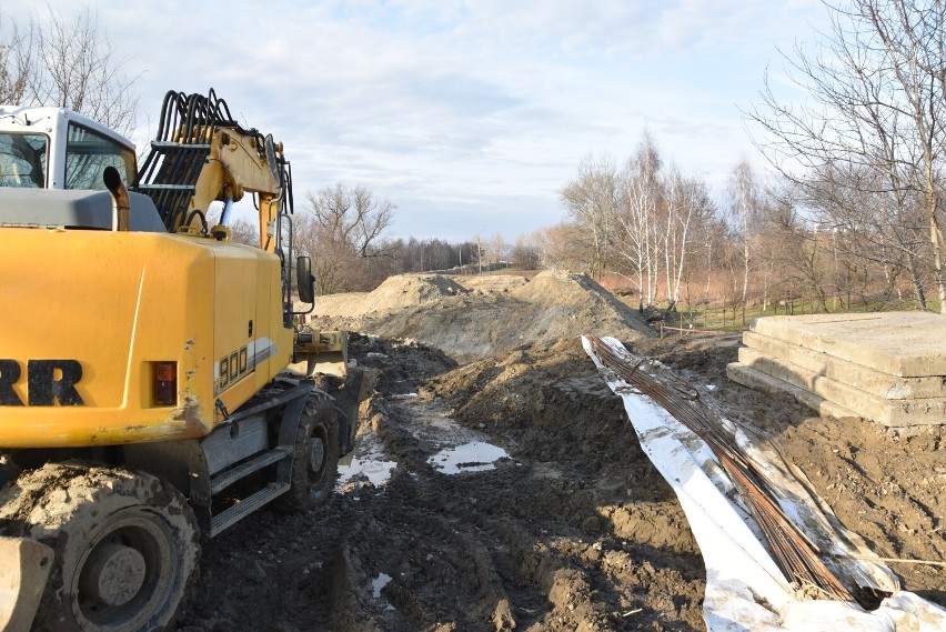 W Tarnowie budowane są nowe i rozbudowywane istniejące wały...
