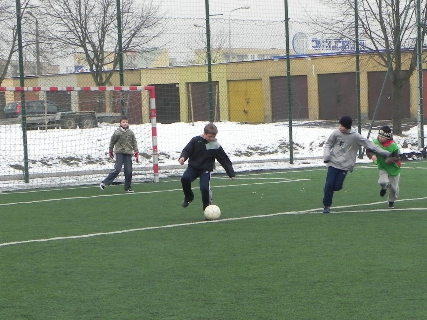 Zimowy turniej piłki nożnej.