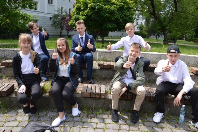 Uczniowie Szkoły Podstawowej numer 1 w Stalowej Woli po pierwszym egzaminie