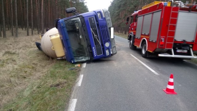 Przewrócona betoniarka na drodze wojewódzkiej Chodzież-Czarnków