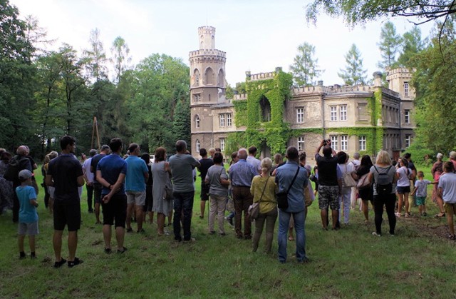 Ponad 300 osób zwiedziło pałac Larischów w Bulowicach w ramach kolejnego otwartego dnia zorganizowanego przez Muzeum Miejskie w Kętach i właścicieli posiadłości