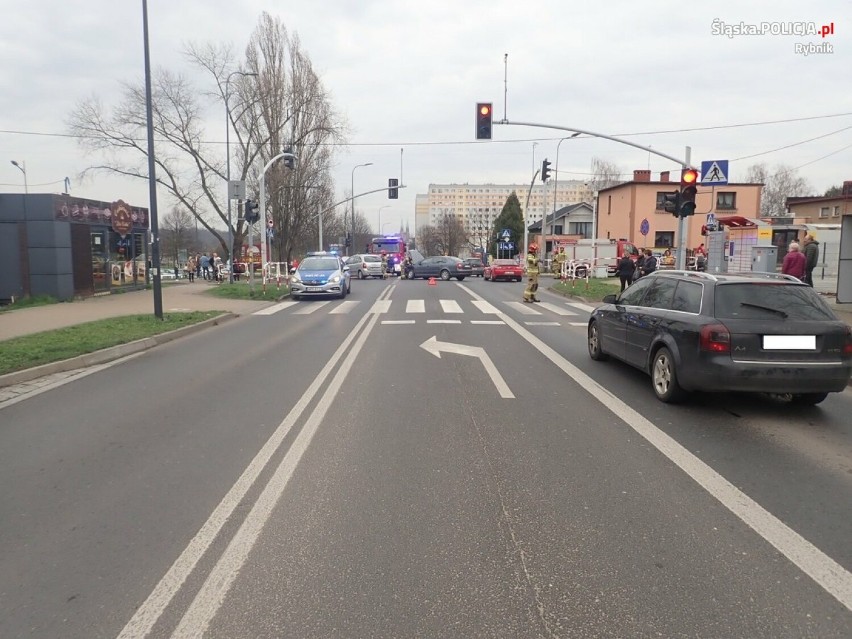 Zderzenie samochodów w Rybniku na skrzyżowaniu. 62-lata wjechała na czerwonym świetle