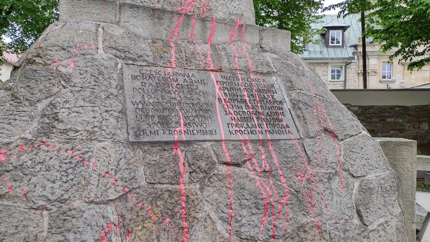 Niedawno pomnik został oblany czerwoną farbą