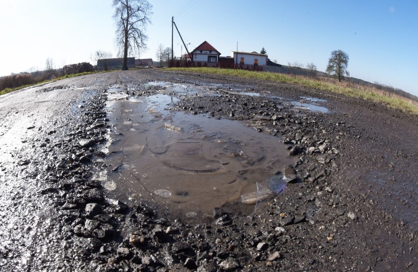 Dziura za dziurą, zwłaszcza po deszczach. Mieszkaniec ma...