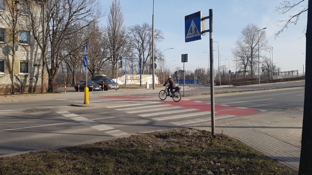 Uwaga kierowcy! Od kilku dni na przejściu dla pieszych na ul. Ozimskiej, obok skrzyżowania z ul. Kani, funkcjonuje też przejazd dla rowerzystów. Wcześniej dochodziło tu do wielu wypadków. Co ciekawe, kilka lat temu, zlikwidowano stojący tu fotoradar.