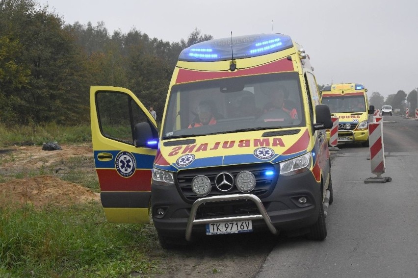 Dramatyczna walka o życie w Kielcach. Zmarł pasażer ciężarówki 