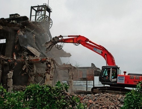 Wczoraj koparki burzyły pozostałości kopalnianych budynków.