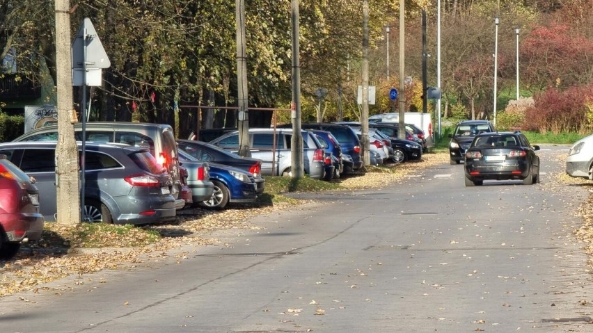 Spółdzielnia mieszkaniowa w Kielcach chce ograniczyć parkowanie przyjezdnym. Mieszkańcy, mimo braku miejsc postojowych, nie chcą zmian? 
