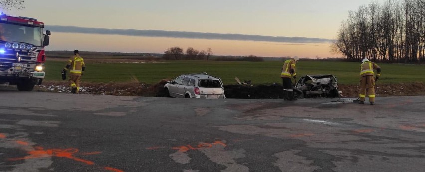 Opel uderzył w skodę. Auto spłonęło! Dwie osoby trafiły do szpitala! ZDJĘCIA