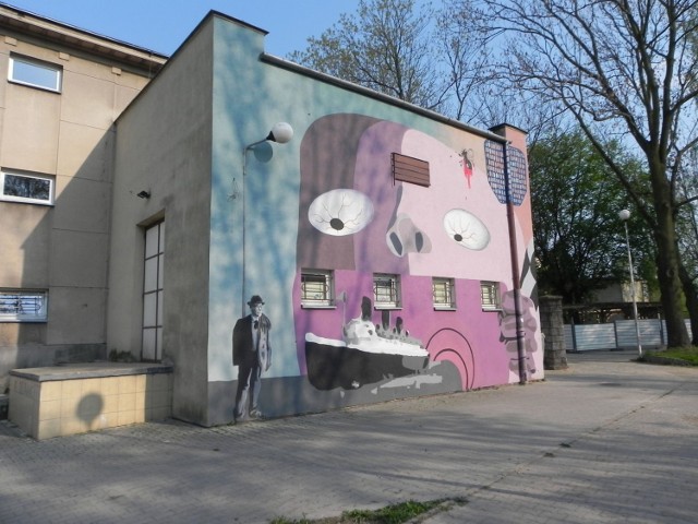 Gombrowiczowski mural na ścianie Zakładowego Domu Kultury w Ostrowcu Świętokrzyskim.