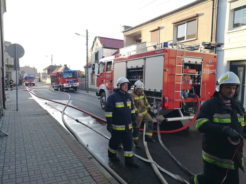 Zabytkowy budynek mieszkalny w Lwówku spłonął doszczętnie