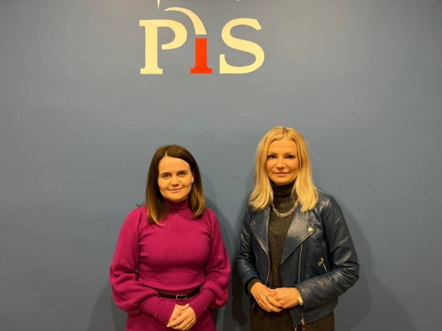 Magdalena Szwajkosz (z lewej) i Anna Pieczarka. - Przed nowym pełnomocnikiem stawiam duże wyzwanie. Wierzę, że pani Magdalena wniesie wiele pozytywnej energii - mówi poseł PiS