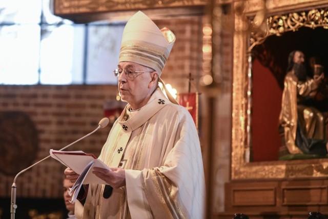 Abp Stanisław Gądecki, przewodniczący Episkopatu, podpowiada katolikom, na kogo głosować w najbliższych wyborach i zachęca do modlitwy o wyniki głosowania.