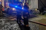 Pożar garażu w Szalowej. Na miejsce zadysponowane zostały cztery jednostki straży pożarnej. Ogień pojawił się około północy [ZDJĘCIA]