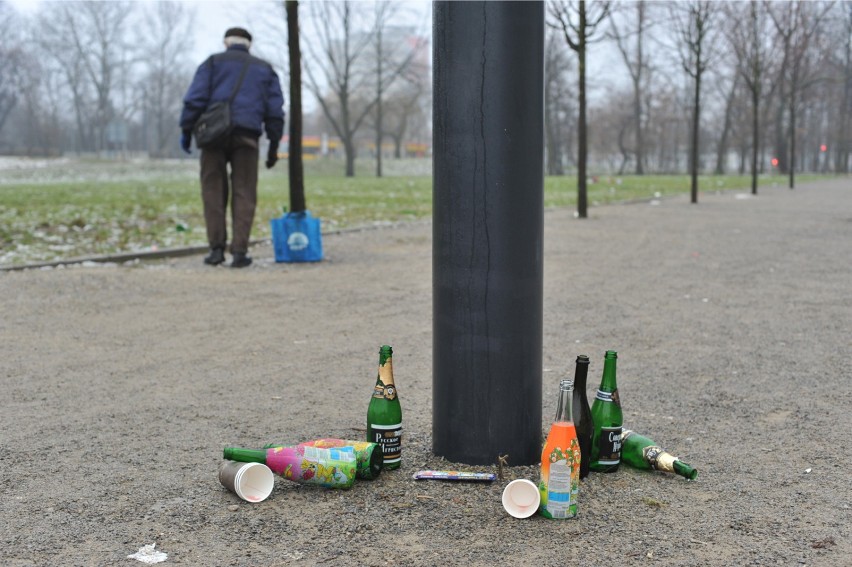 Warszawa po Sylwestrze 2014. Demontaż sceny, puste butelki i...