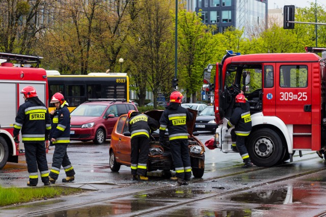 Dane dotyczące wypadków na stołecznych drogach w 2016 r. budzą umiarkowany optymizm - zaznacza Zarząd Dróg Miejskich w Warszawie. W ubiegłym roku w stolicy doszło do 914 wypadków, w których poszkodowanych zostało 1091 osób (1037 rannych, 25 zabitych na miejscy zdarzenia, 29 zmarłych w wyniku obrażeń). Odnotowano także 1807 kolizji drogowych.

