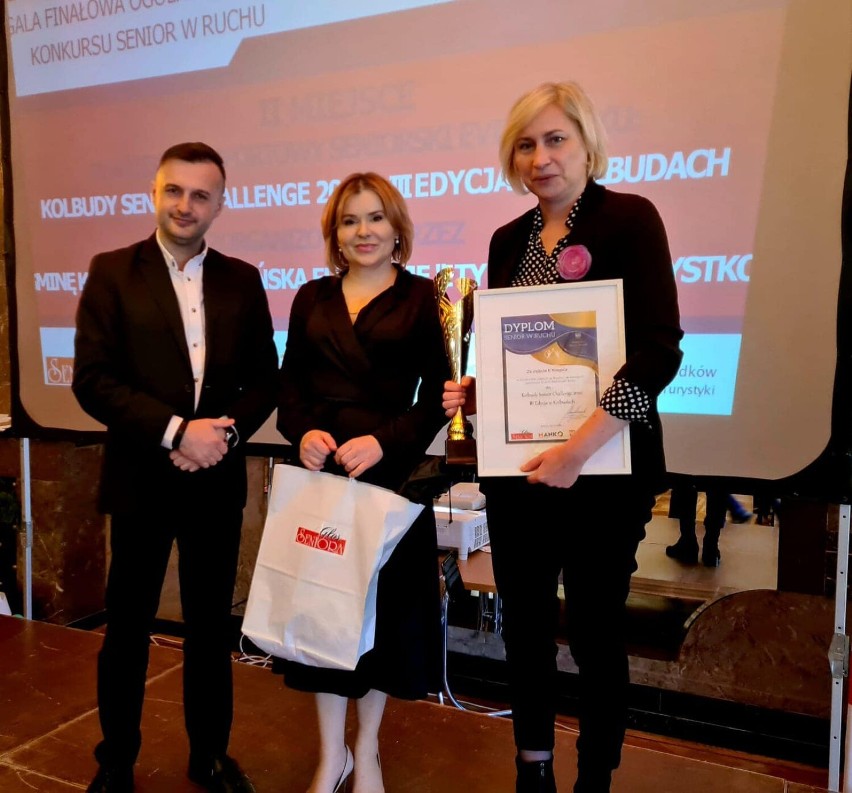 ]Nagrodę  z rąk wiceminister Sportu i Turystyki Anny Krupki...
