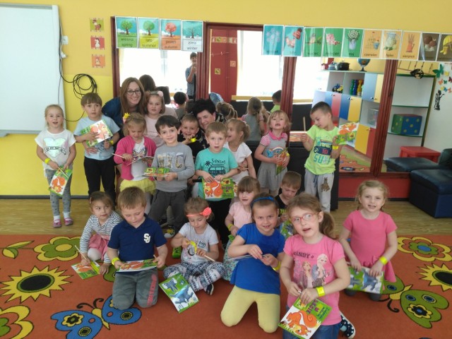 Beata Strzelecka ze swoją grupą z przedszkola "Miś" w Pniewach