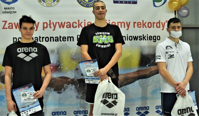 Michał Piela na najwyższym stopniu podium po wyścigu na 200 m stylem zmiennym o nagrodę prezesa MOZP w "Bijemy rekordy"