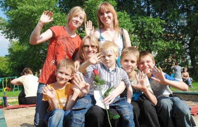 Anna Dolecka ma teraz siedmioro dzieci, na zdjęciu jest sześcioro z nich. To (siedzą od lewej:) Mikołaj, Kuba, Darek, Michał (stoją:) Sandra i Agnieszka