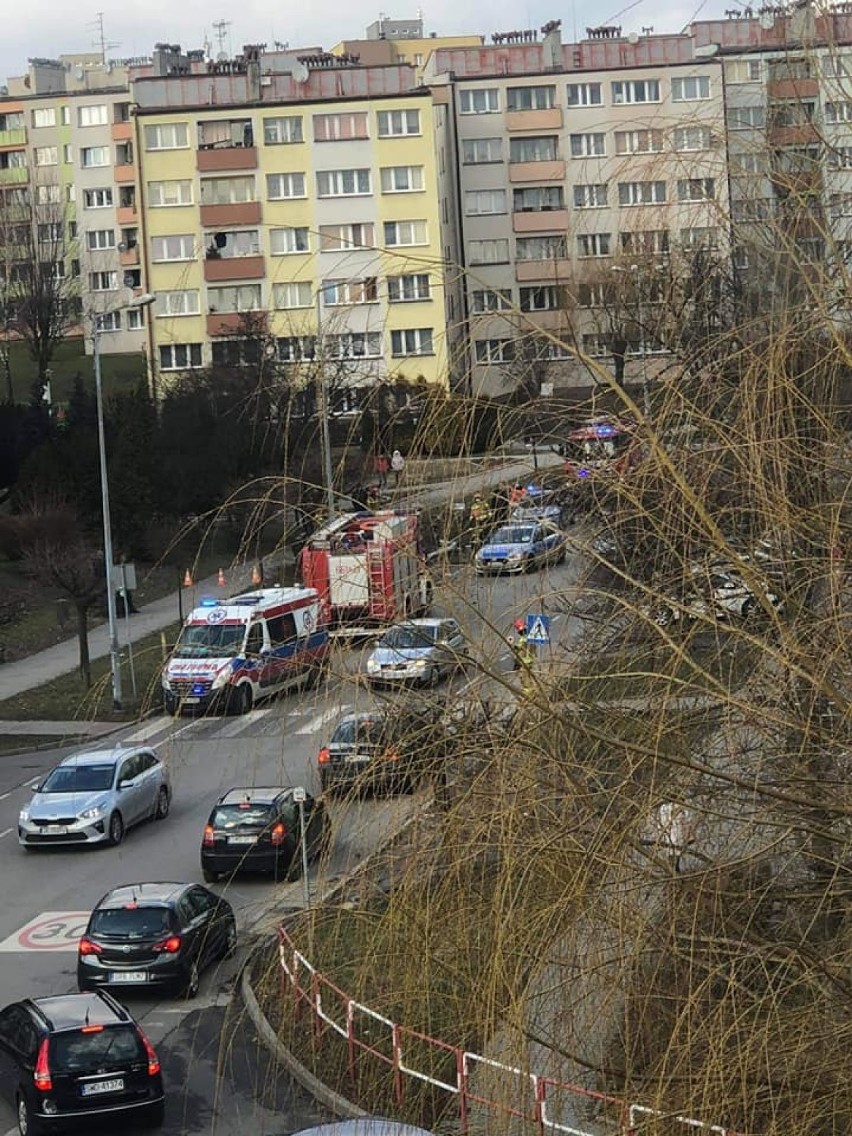 Wypadek na 26 Marca w Wodzisławiu Śl. Daewoo lanos uderzył w latarnię. Kierowca jechał za szybko. Nie miał prawa jazdy i był pijany