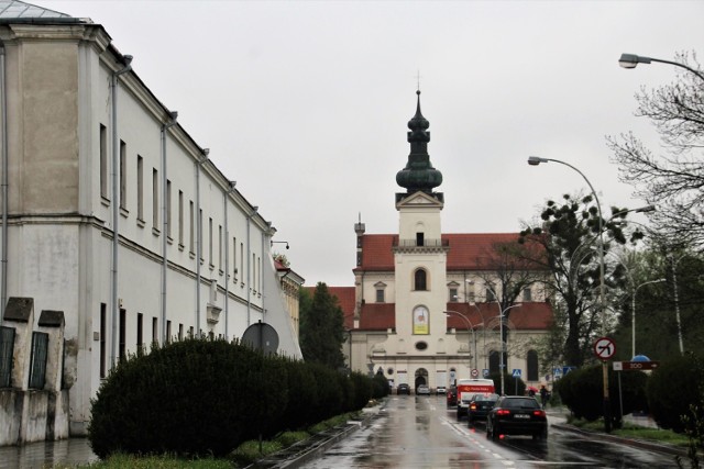 Z lewej strony - historyczny gmach Akademii Zamojskiej