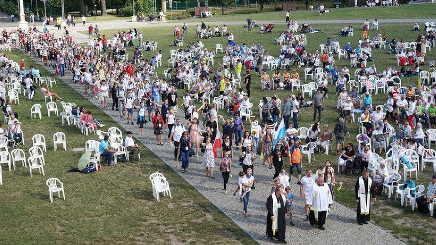 Tarnowska pielgrzymka dotarła do stóp Czarnej Madonny. Z powodu koronawirusa kilkudziesięciu pątników objęto kwarantanną [ZDJĘCIA]