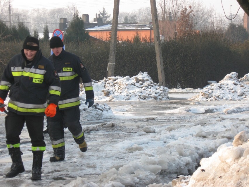 Ulica Zdrojowa w Kutnie w coraz gorszym stanie, na miejscu interweniowali strażacy