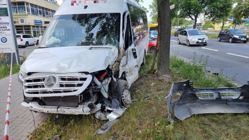 Wypadek na ulicy Warszawskiej w Kielcach. Bus uderzył w drzewo