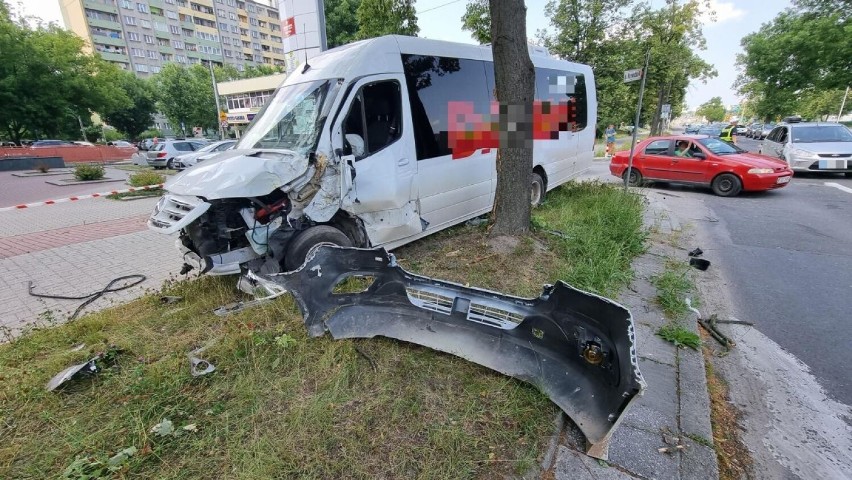 Wypadek na ulicy Warszawskiej w Kielcach. Bus uderzył w drzewo